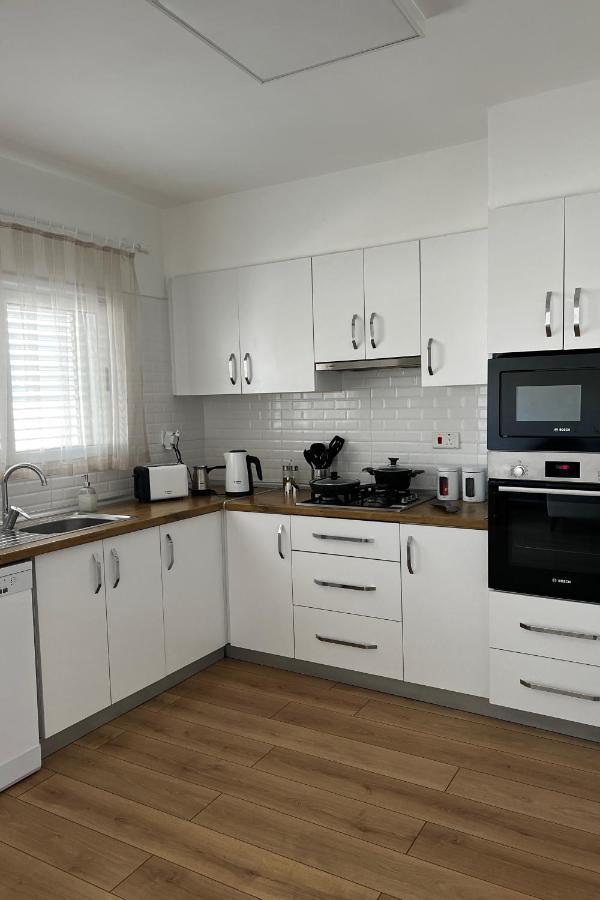 Stylish 3 Bedroom Apartment In Kerínia Kültér fotó